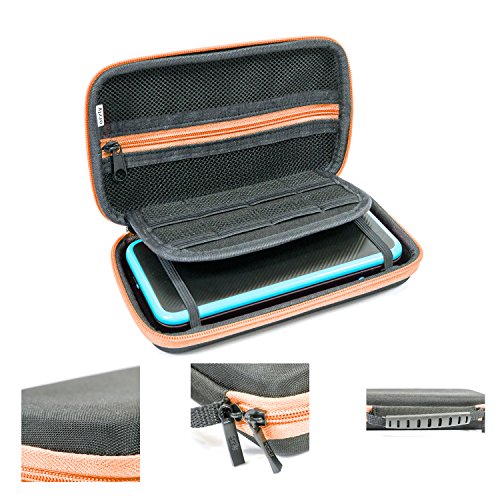 Orzly Funda 2DSXL, Transportar New 2DS XL - Funda Dura de Viaje para Llevar la Nueva Consola Nintendo 2DS XL con Ranuras para Juegos y Bolsillo con Cremallera – Naranja sobre Negro