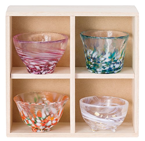 Tsugaru Biidoro con un pecho de Sake para cuatro estaciones