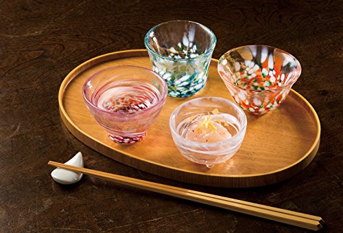 Tsugaru Biidoro con un pecho de Sake para cuatro estaciones