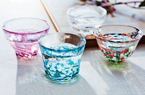 Tsugaru Biidoro con un pecho de Sake para cuatro estaciones