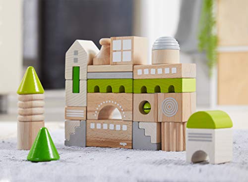 HABA 305456 - Juego de construcción de Coburg, 28 Piezas para Construir telones de Ciudad, Bloques de Madera en Diferentes Formas y Colores, Juguete a Partir de 18 Meses