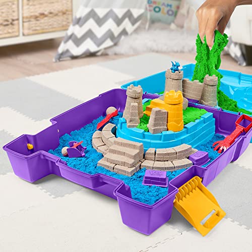 Kinetic Sand Super Sandbox Set con 4,5 kg de Arena cinética, Caja de Arena portátil con 10 moldes y Herramientas, Juego de Juguetes sensoriales para niños de 3 años en adelante