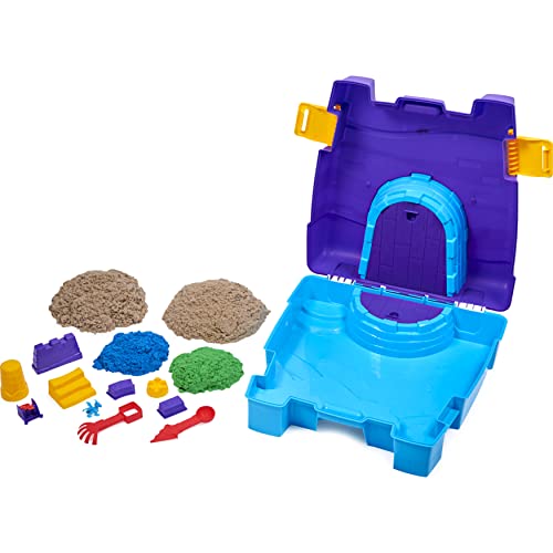 Kinetic Sand Super Sandbox Set con 4,5 kg de Arena cinética, Caja de Arena portátil con 10 moldes y Herramientas, Juego de Juguetes sensoriales para niños de 3 años en adelante