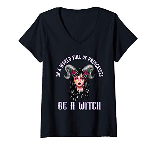 Mujer In A World Full of Princesses Be A Witch Halloween Womens Camiseta Cuello V