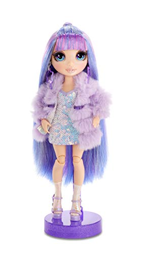 Rainbow High Muñeca de Moda - Violet Willow Muñeca en Morado con Conjuntos Elegantes, Accesorios y Soporte para Muñeca, Rainbow High Serie 1, Regalo Óptimo para Niñas a Partir de 6 Años