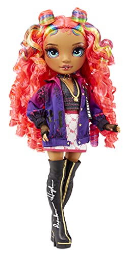 Rainbow High Rockstar Carmen Major Moda Set de Juego con 2 Conjuntos Mix&Match, Instrumentos Musicales y Accesorios para muñecas. Edad: 6 a 12 años, Color (423331-INT)