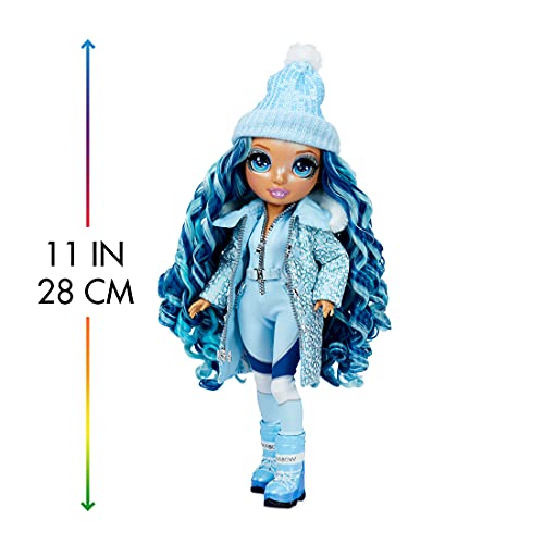 Rainbow High Winter Break Skyler Bradshaw-Muñeca de Moda Azul con 2 atuendos, Equipo de Nieve y Pedestal-Incluye esquís, Patines, Accesorios y más-Edad: 6+ años, Color (574798C3)