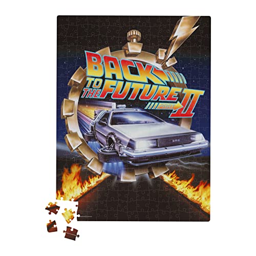 Spin Master Games Movie 500-Piece in Video Case Puzzle de 500 Piezas de la película Back to The Future II en Estuche de plástico Retro Blockbuster VHS, Color Gris (6061266)