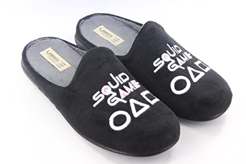 Zapatillas Casa para Hombre y Niño Color: Negro Talla: 43 - Dibujo Juego del Calamar, SQUID GAME . Suela de goma y forrada con pelito. Fabricadas en España.