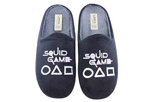 Zapatillas Casa para Hombre y Niño Color: Negro Talla: 43 - Dibujo Juego del Calamar, SQUID GAME . Suela de goma y forrada con pelito. Fabricadas en España.