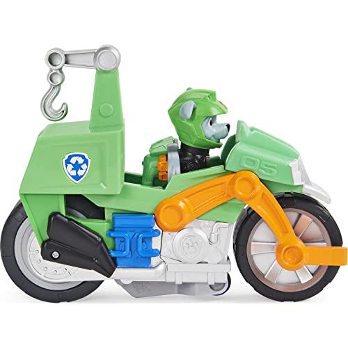 PAW PATROL Moto Pups Rocky’s Deluxe Pull Back Motorcycle Vehicle with Wheelie Feature and Figure, Motocicleta de fricción Rocky con función de Caballito (Spin Master 6060545)