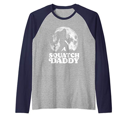 Squatch Daddy! Funny Bigfoot at Night Moon Graphic Camiseta Manga Raglan