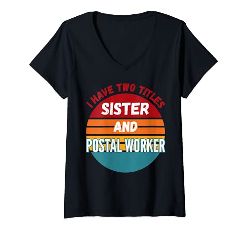 Mujer Tengo dos títulos hermana y trabajadora postal Camiseta Cuello V