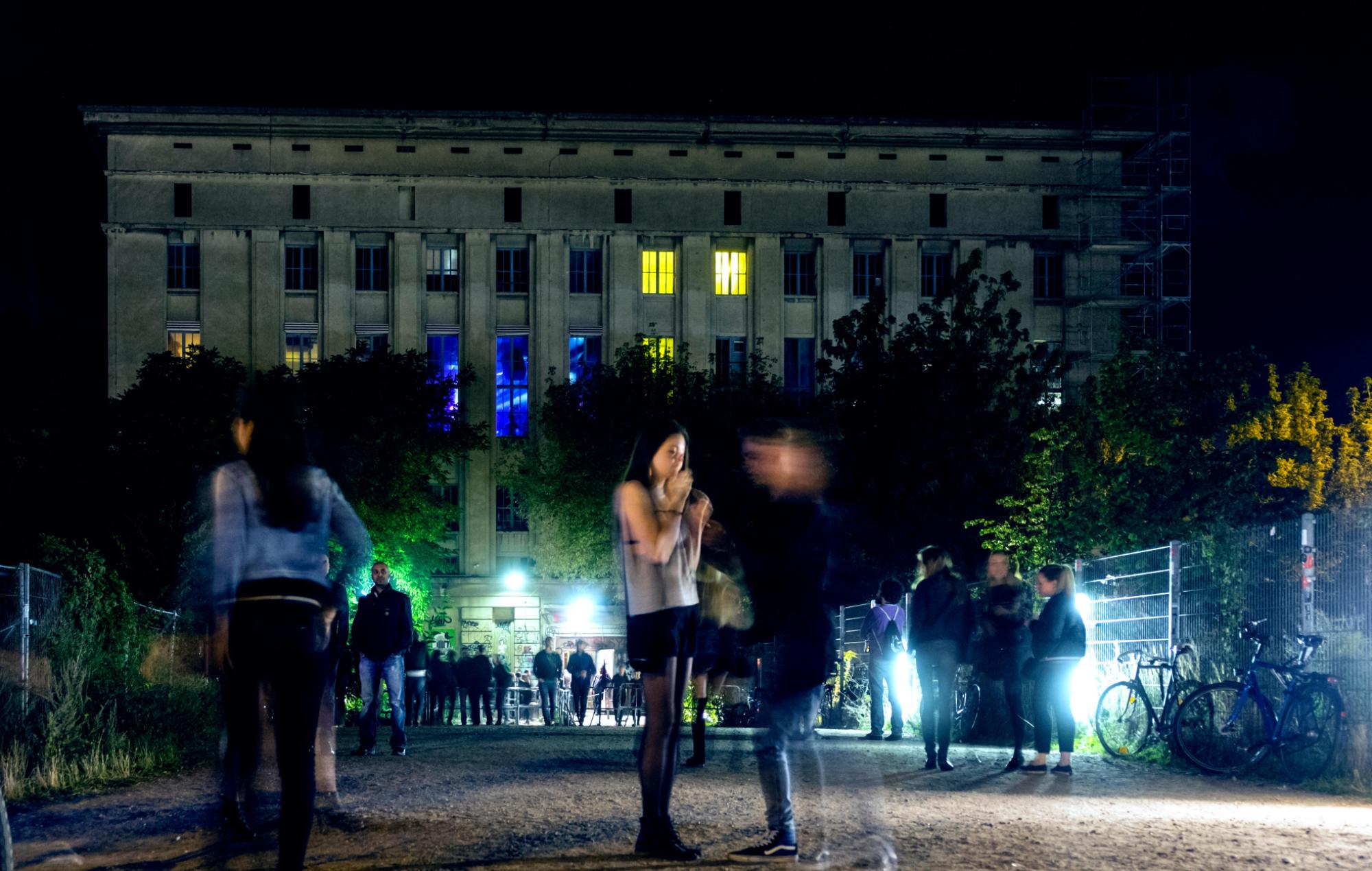 Alemania prohíbe el acceso a eventos en vivo a las personas no vacunadas y cierra los clubes nocturnos ante el aumento de los casos