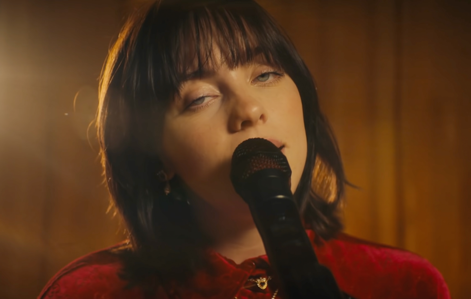 Billie Eilish y Finneas comparten una actuación acústica ultra-suave de 'Billie Bossa Nova'