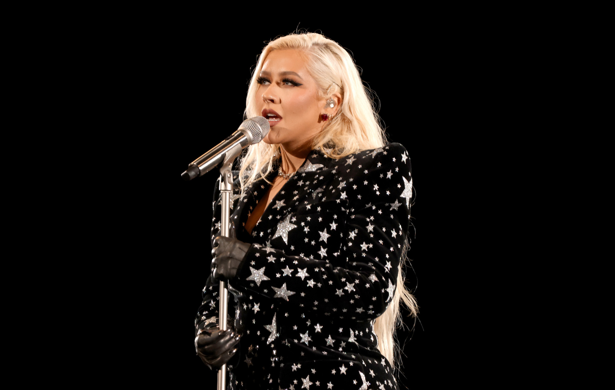 Christina Aguilera interpreta una versión rockera de 'Genie In A Bottle' en los People's Choice Awards