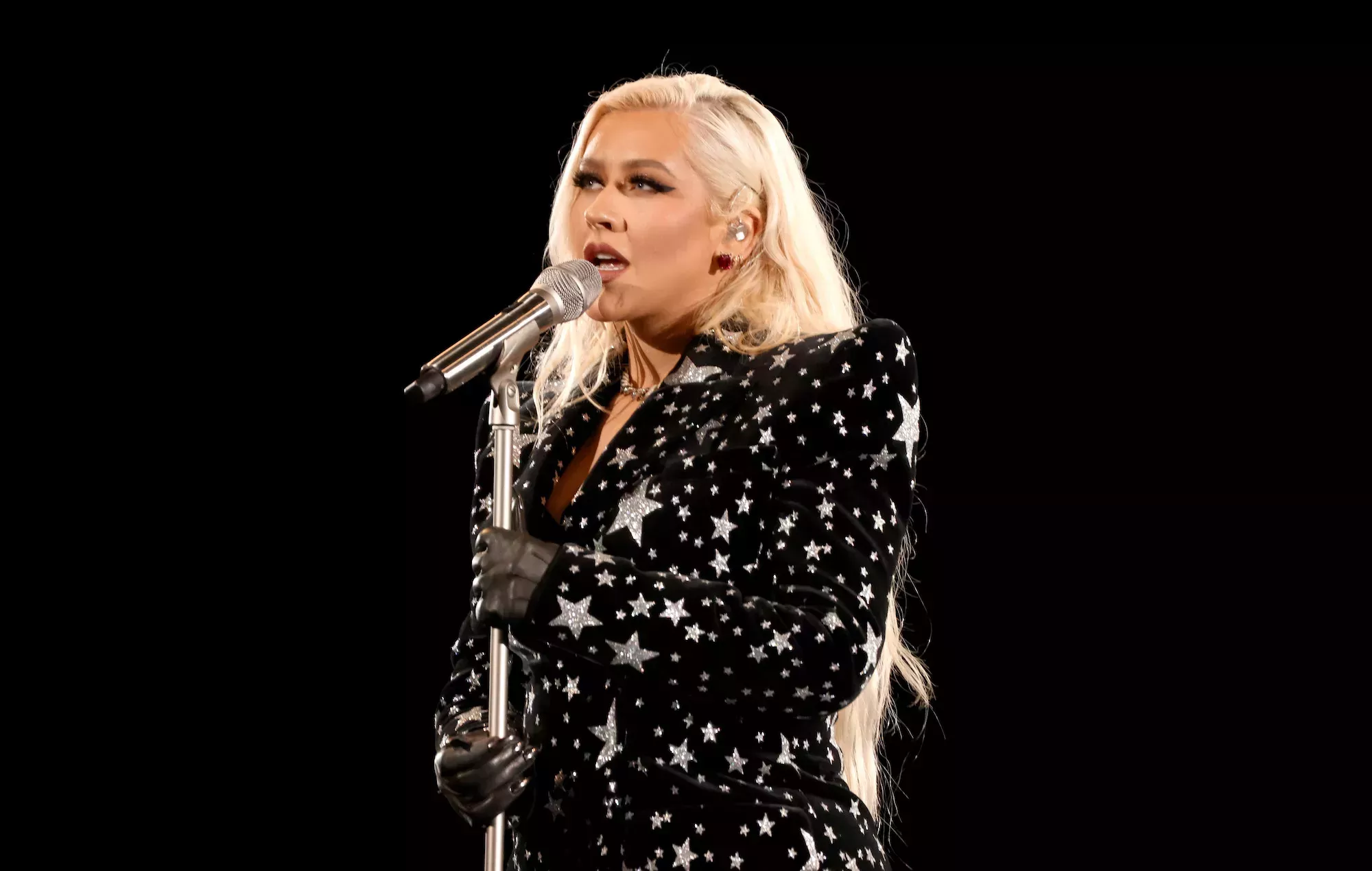 Christina Aguilera interpreta una versión rockera de 'Genie In A Bottle' en los People's Choice Awards