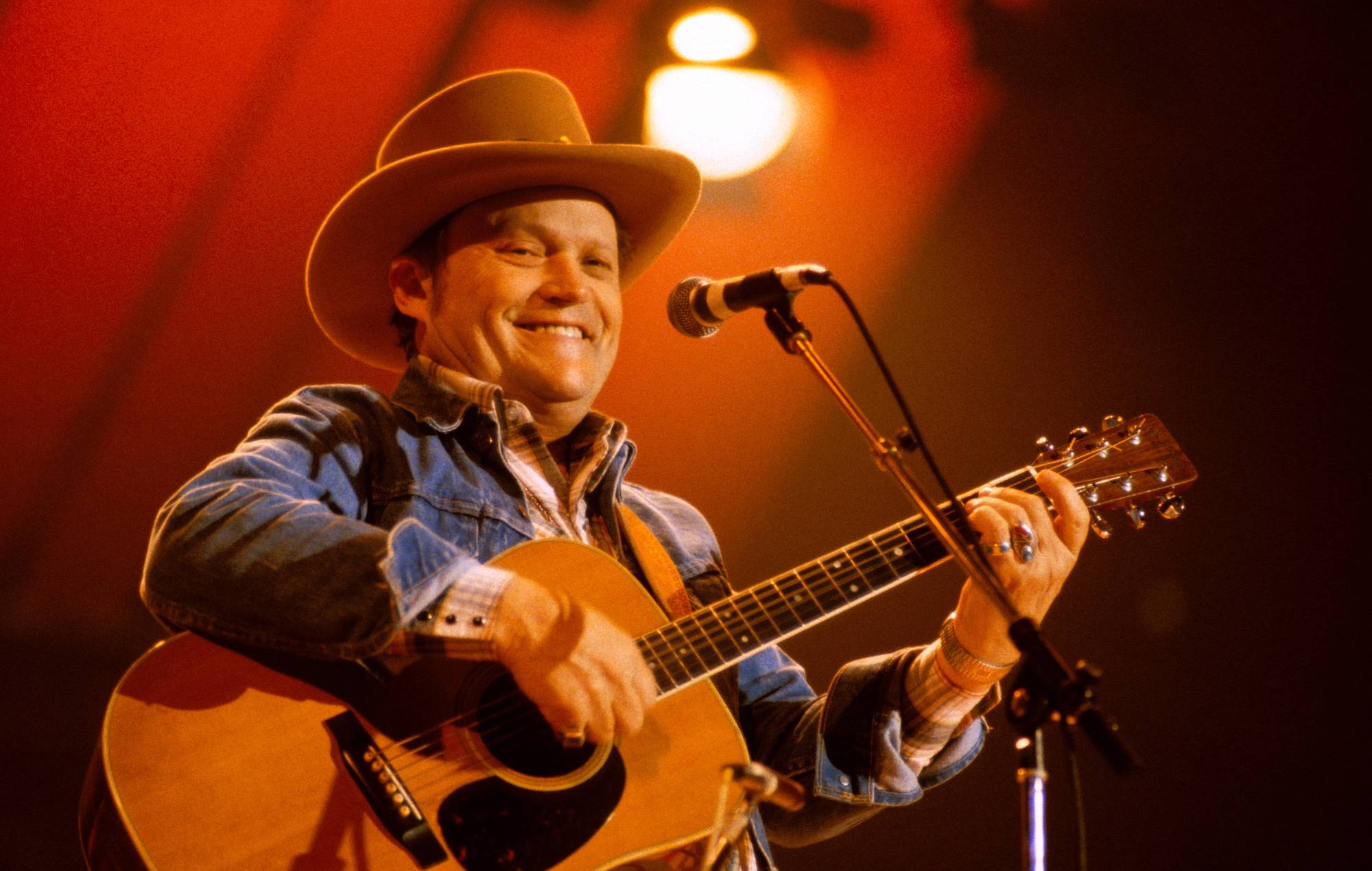 El cantante de country Stonewall Jackson muere a los 89 años