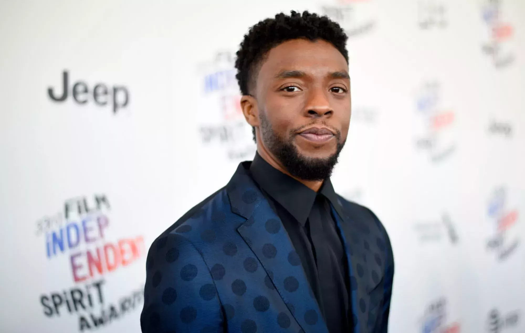 El hermano de Chadwick Boseman dice que el fallecido actor querría un nuevo reparto de Pantera Negra