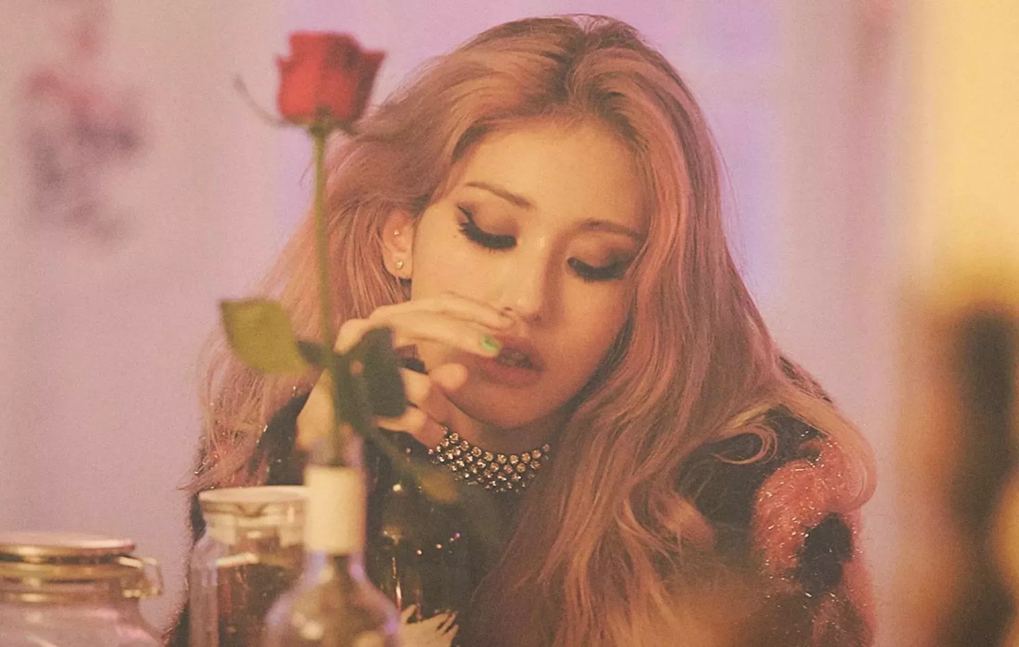 Jeon Somi se enfrenta al desamor en el dramático vídeo musical de 