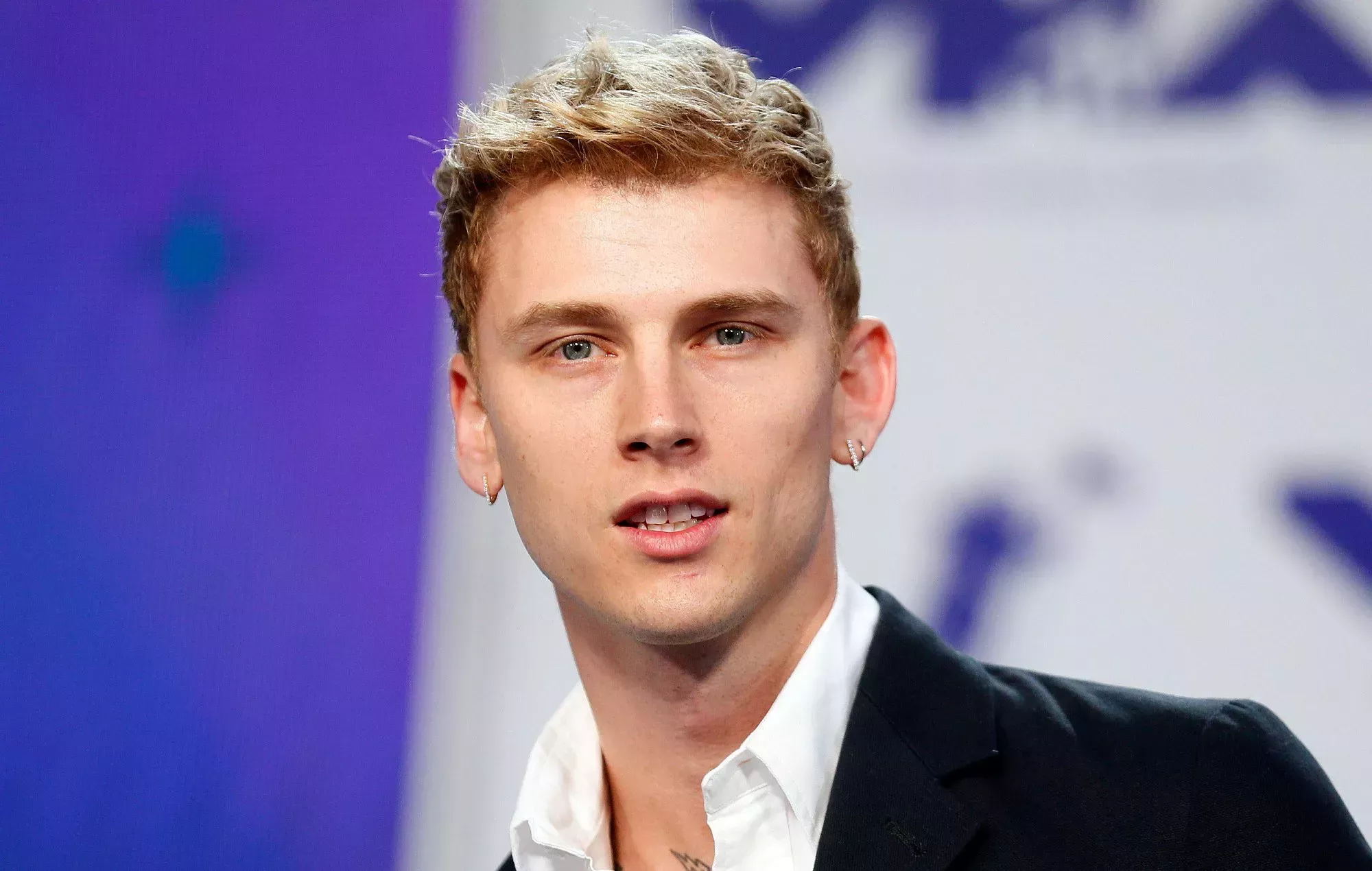 Machine Gun Kelly interpreta a un vaquero en el primer clip de 'The Last Son'