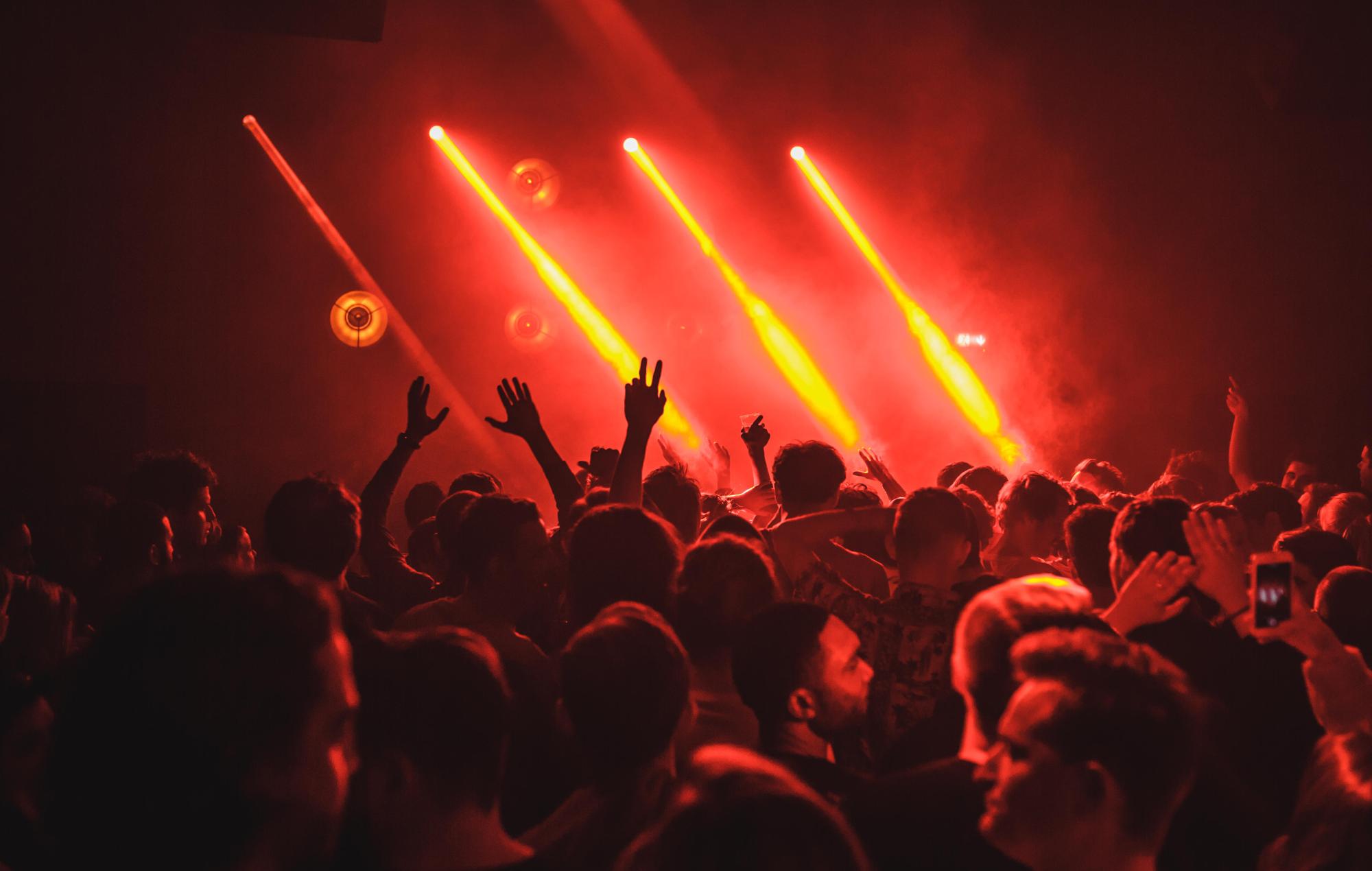 Más países endurecen las medidas contra la música en vivo mientras la variante Omicron COVID se impone