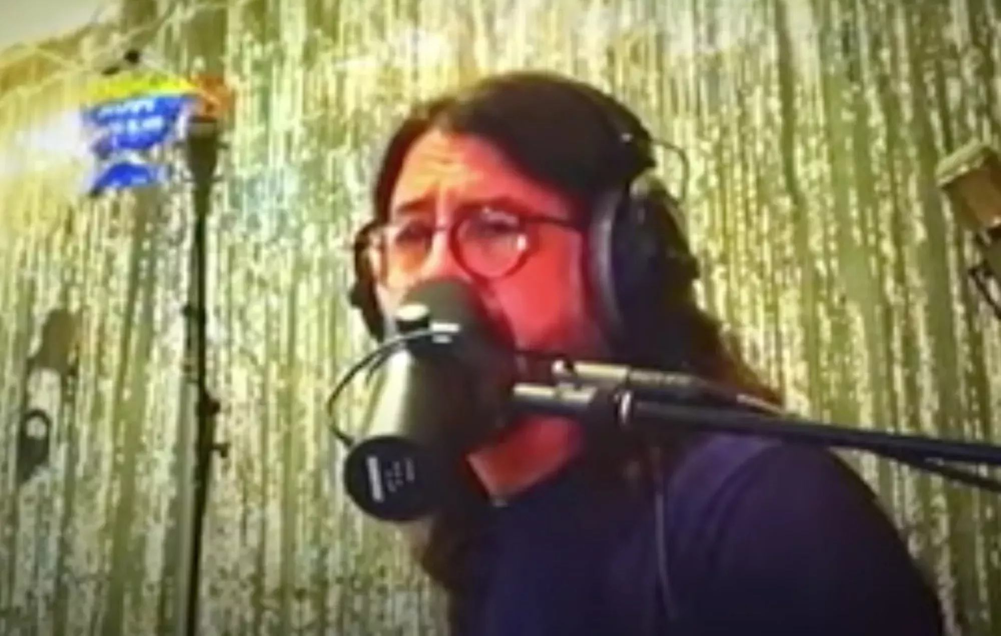 Mira cómo Dave Grohl versiona 'Train In Vain' de The Clash con Greg Kurstin