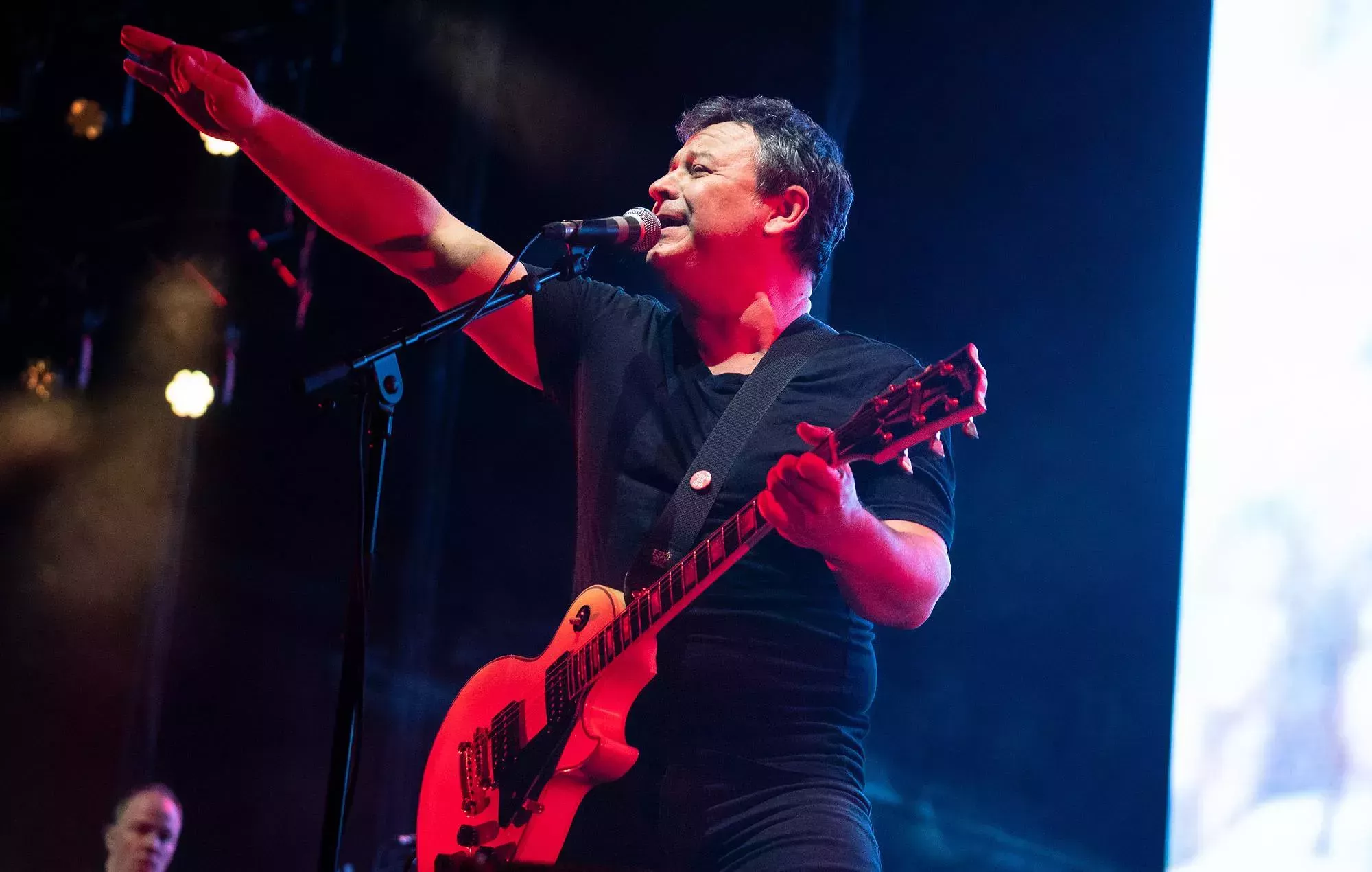 Mira cómo Manic Street Preachers versiona 'She Sells Sanctuary' de The Cult en Wembley