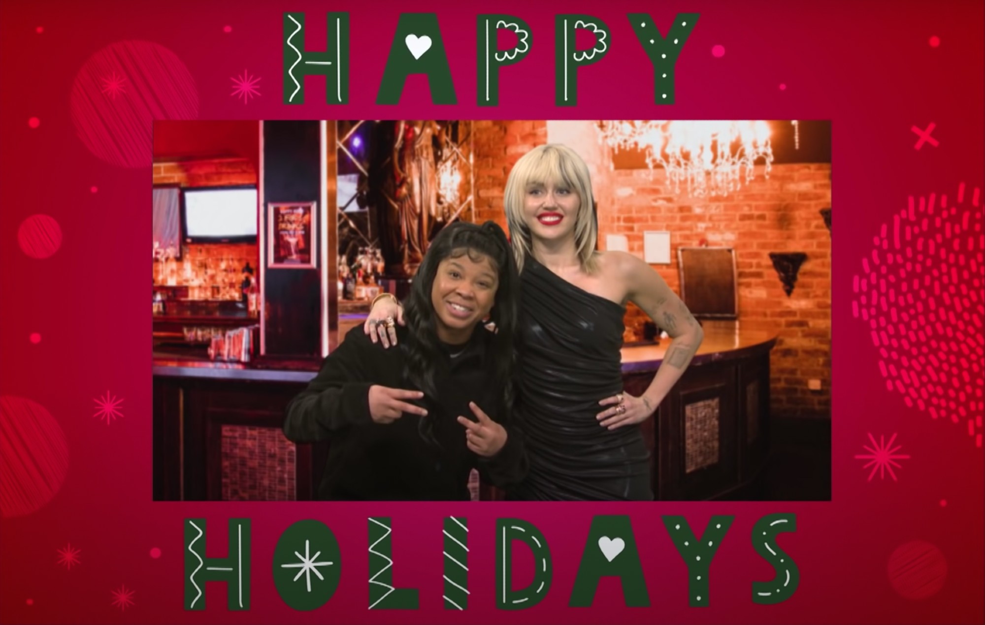 Mira cómo Miley Cyrus se convierte en una postal navideña viviente en el sketch de 'SNL'