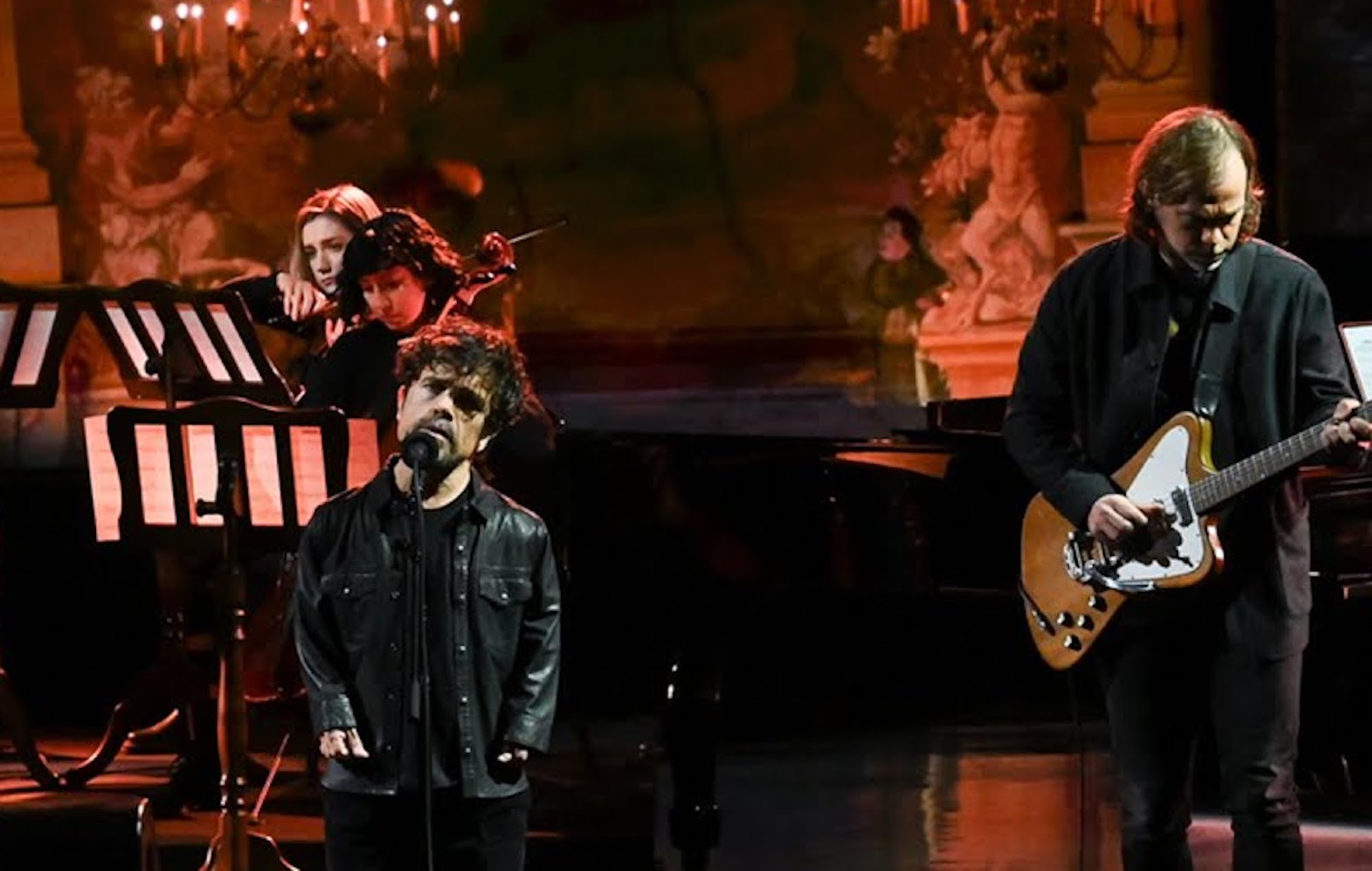 Mira cómo Peter Dinklage se une a Aaron y Bryce Dessner para interpretar 'Your Name' en Colbert