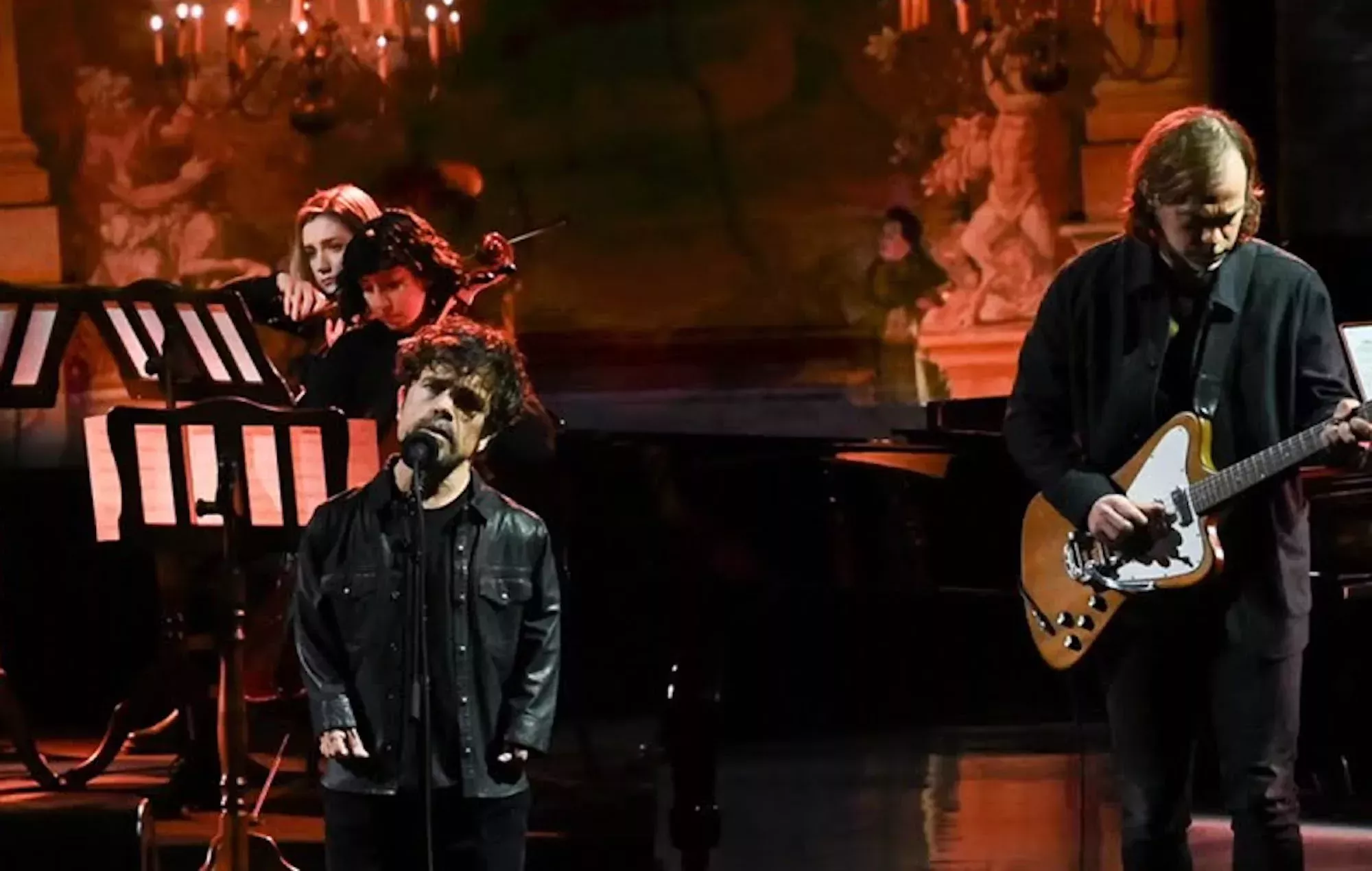 Mira cómo Peter Dinklage se une a Aaron y Bryce Dessner para interpretar 'Your Name' en Colbert