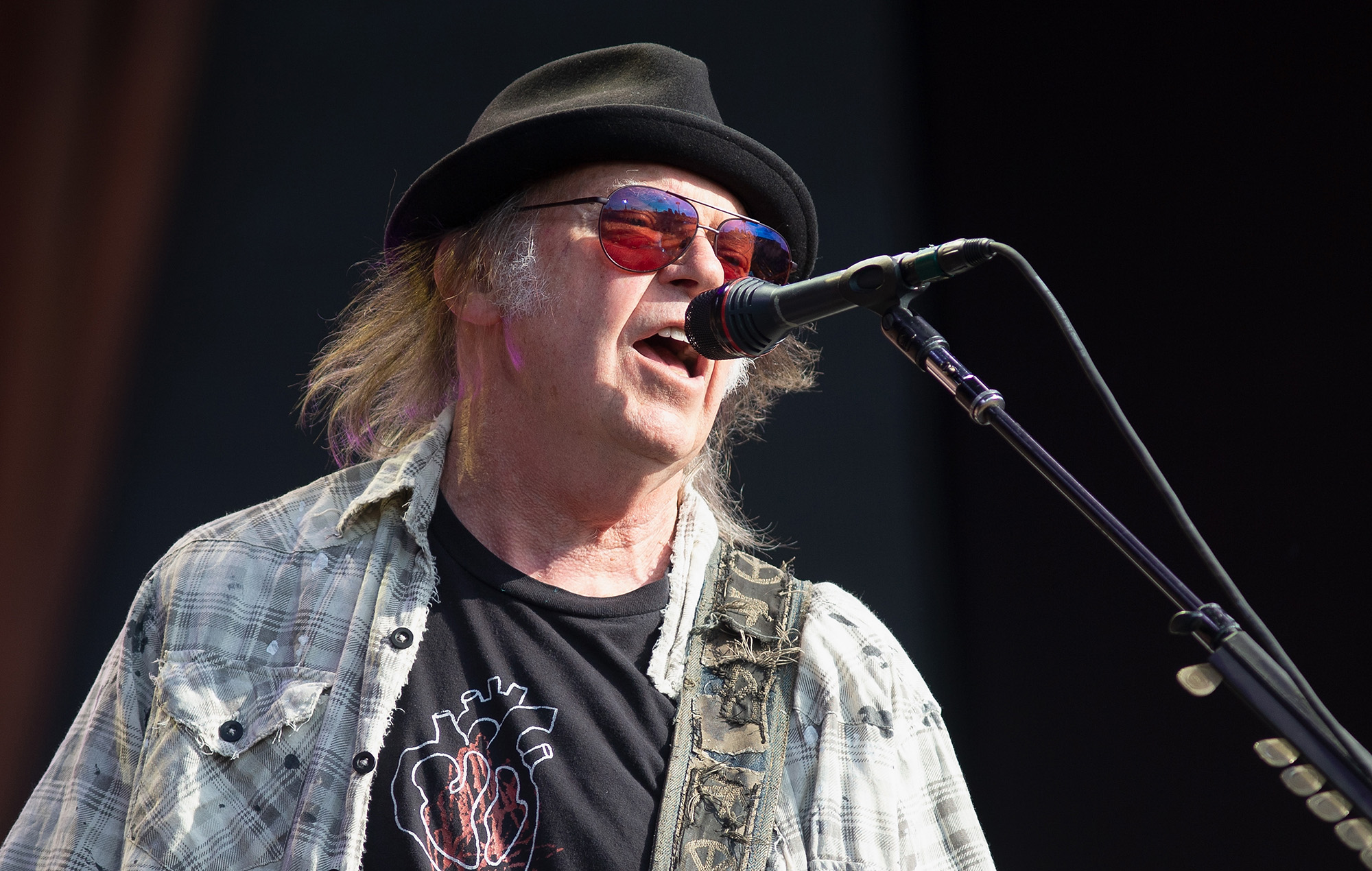 Neil Young no saldrá de gira hasta que COVID esté "vencido"