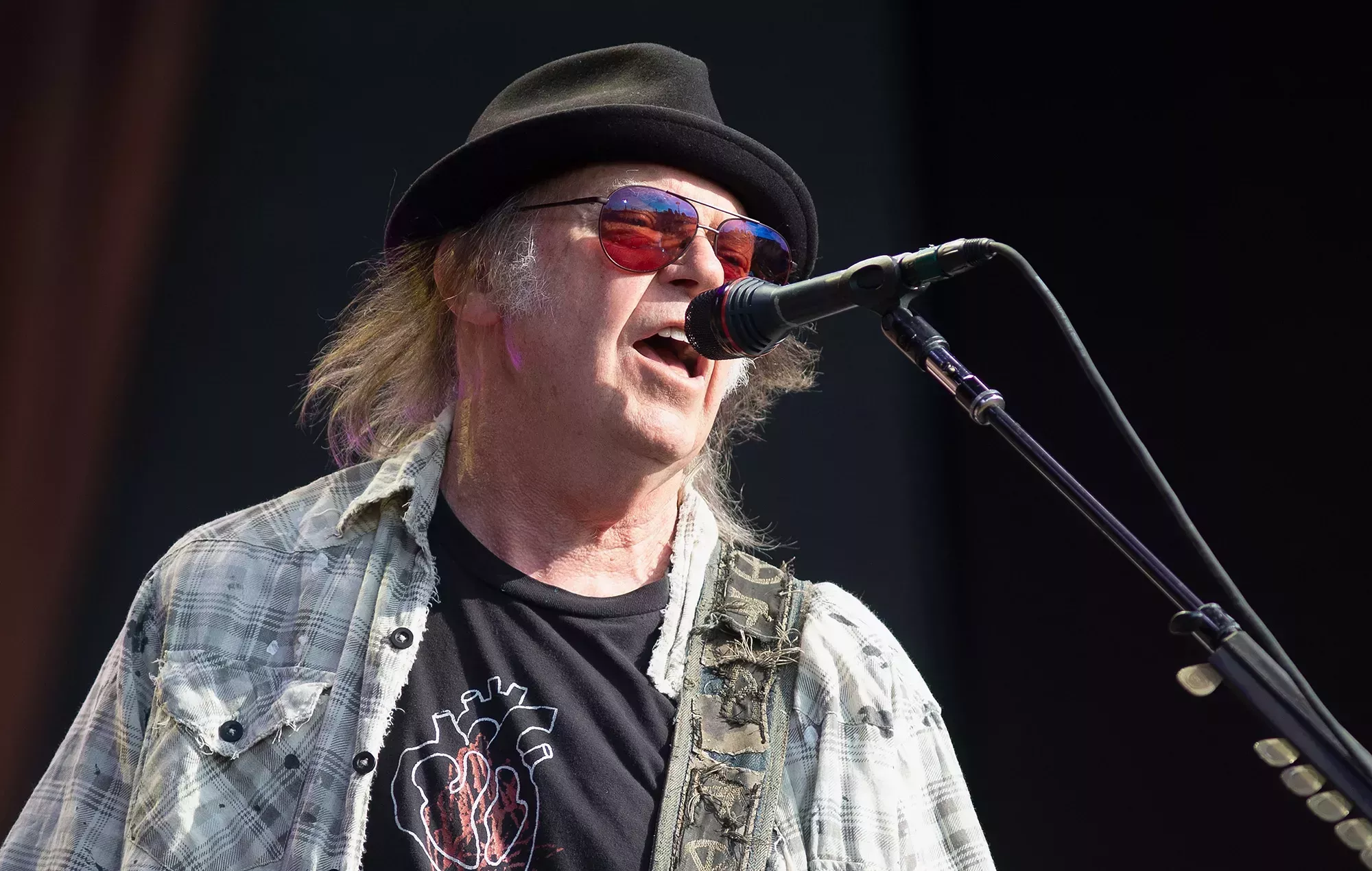 Neil Young no saldrá de gira hasta que COVID esté 