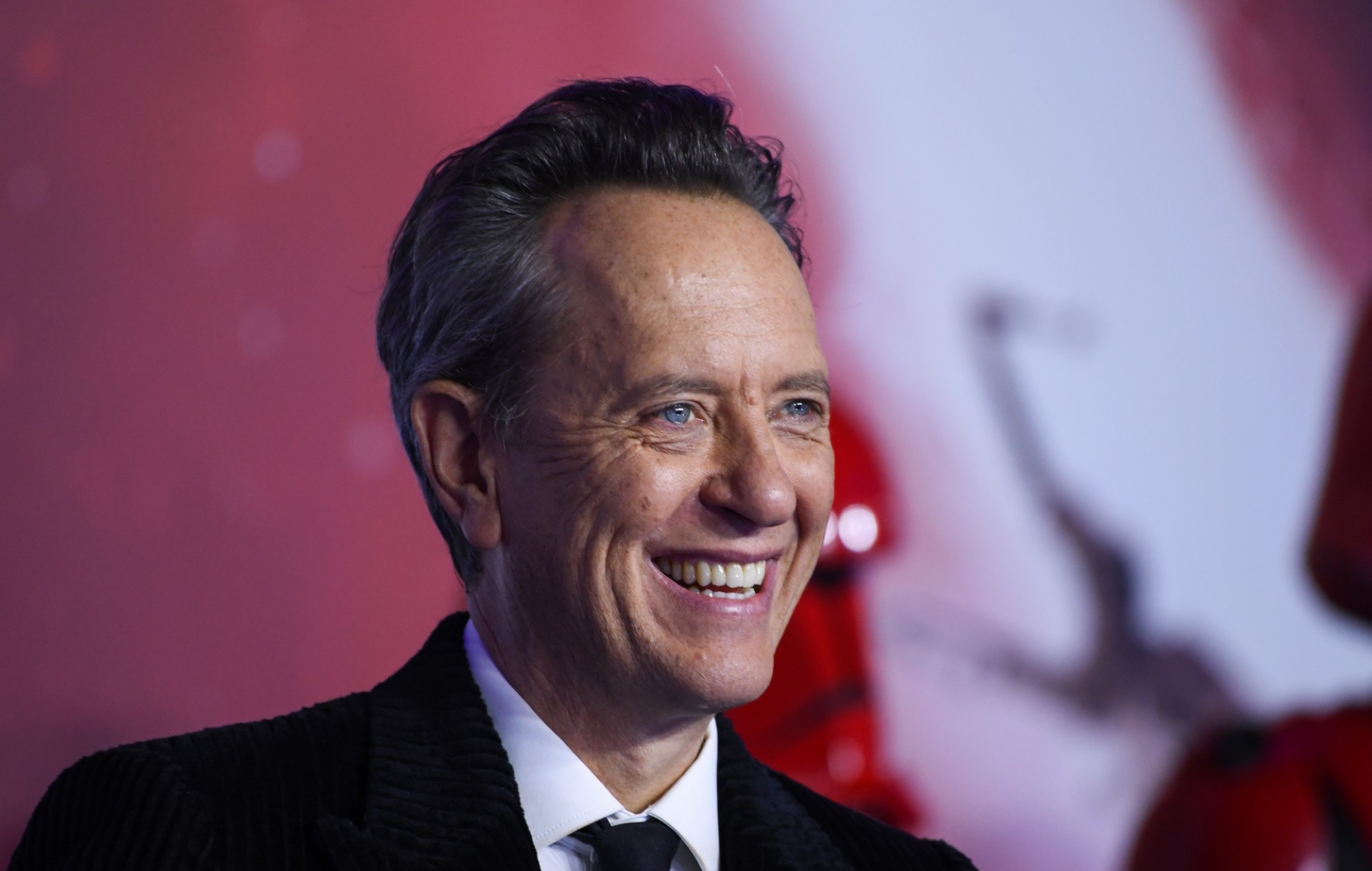 Richard E. Grant dice que le han robado el coche y lo han utilizado en una embestida mientras está en cuarentena