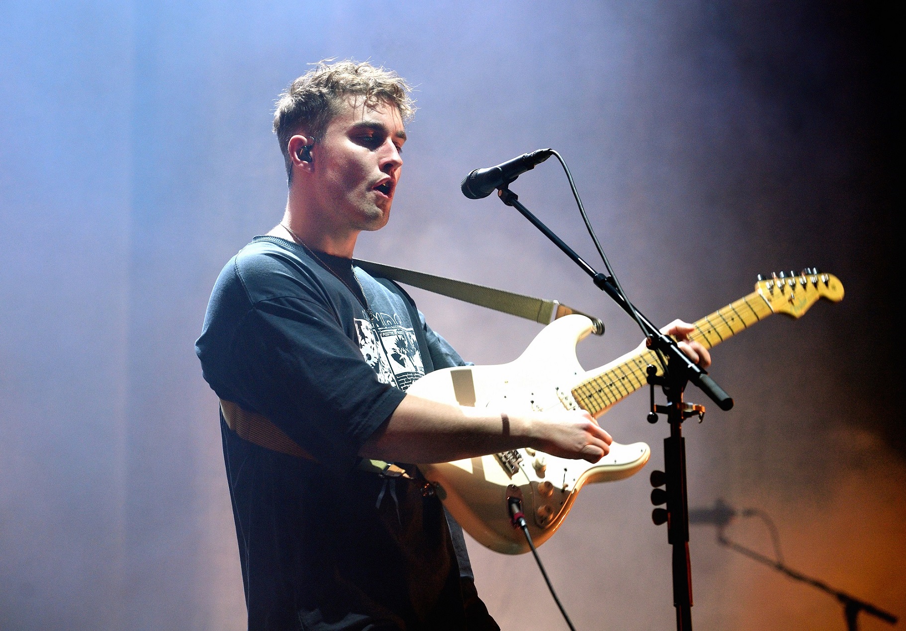 Sam Fender comparte el póster de Boris Johnson en Finsbury Park como si fuera un cerdo asado
