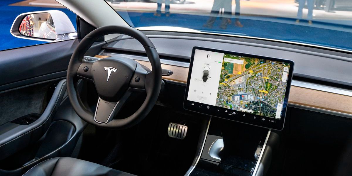 Tesla deja de permitir que se juegue a sus videojuegos mientras se conduce