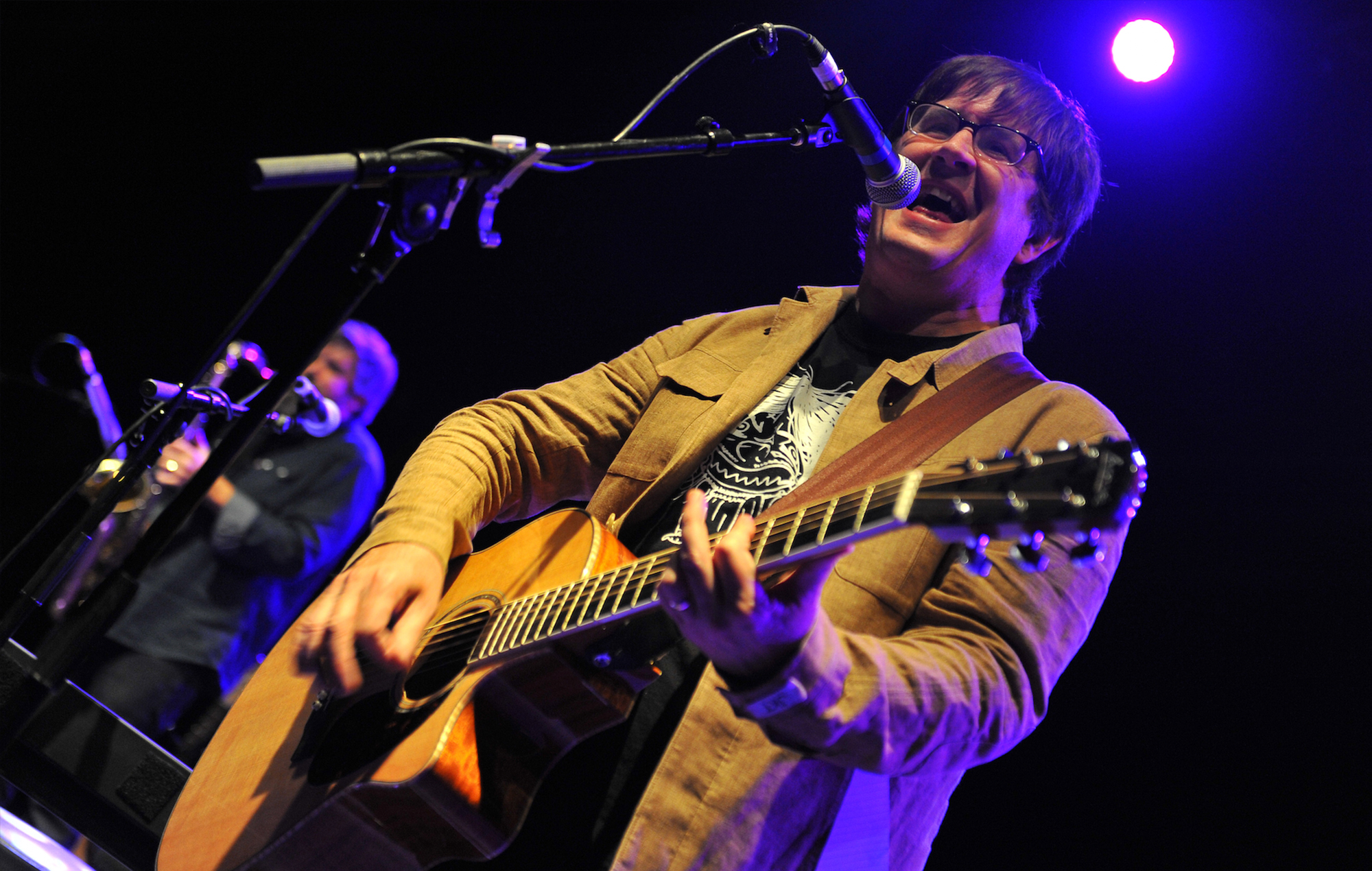 Vea a John Darnielle, de The Mountain Goats, cantar sobre el contagio de COVID-19