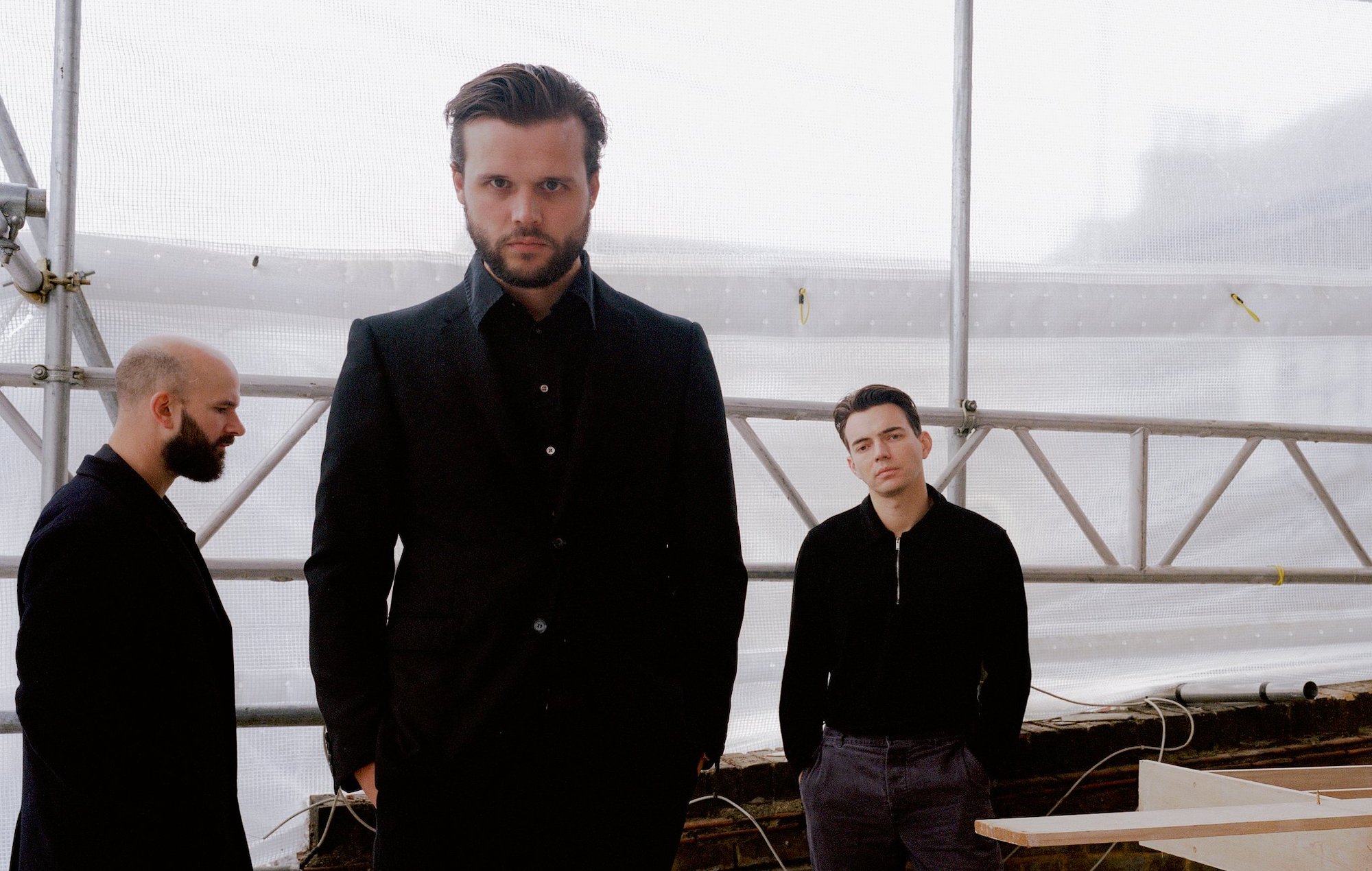 White Lies contemplan el espacio en su nuevo tema 'I Don't Want To Go To Mars'