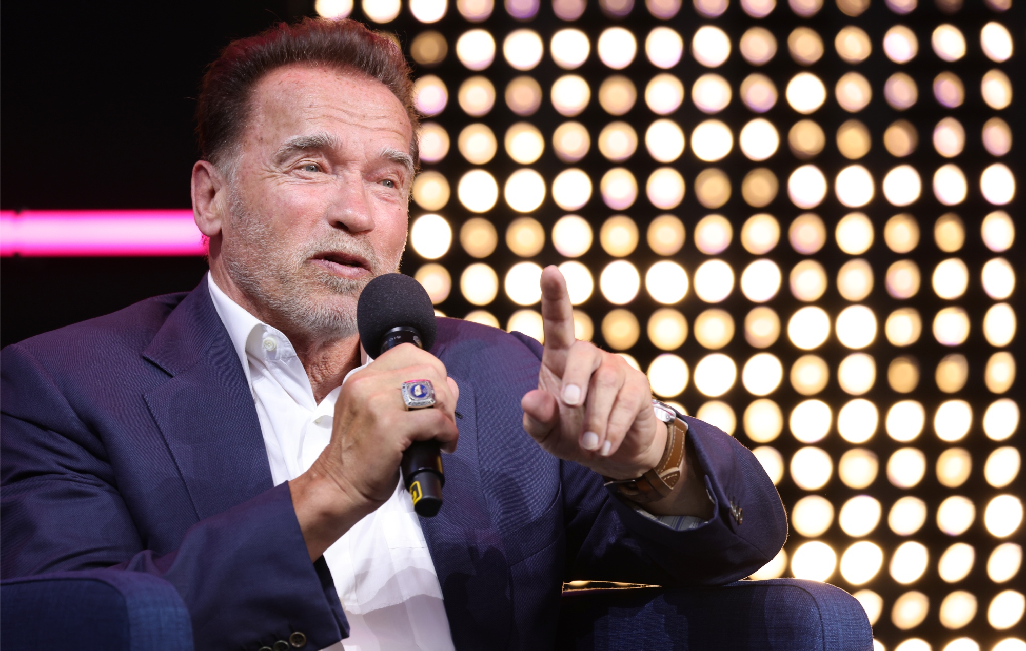 Arnold Schwarzenegger involucrado en una "colisión de tráfico de cuatro vehículos"