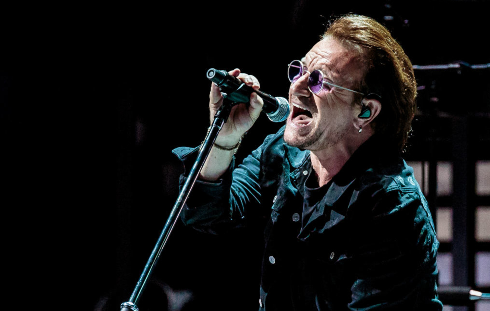 Bono dice que no le gusta el nombre de U2 y que le dan "vergüenza" la mayoría de sus canciones