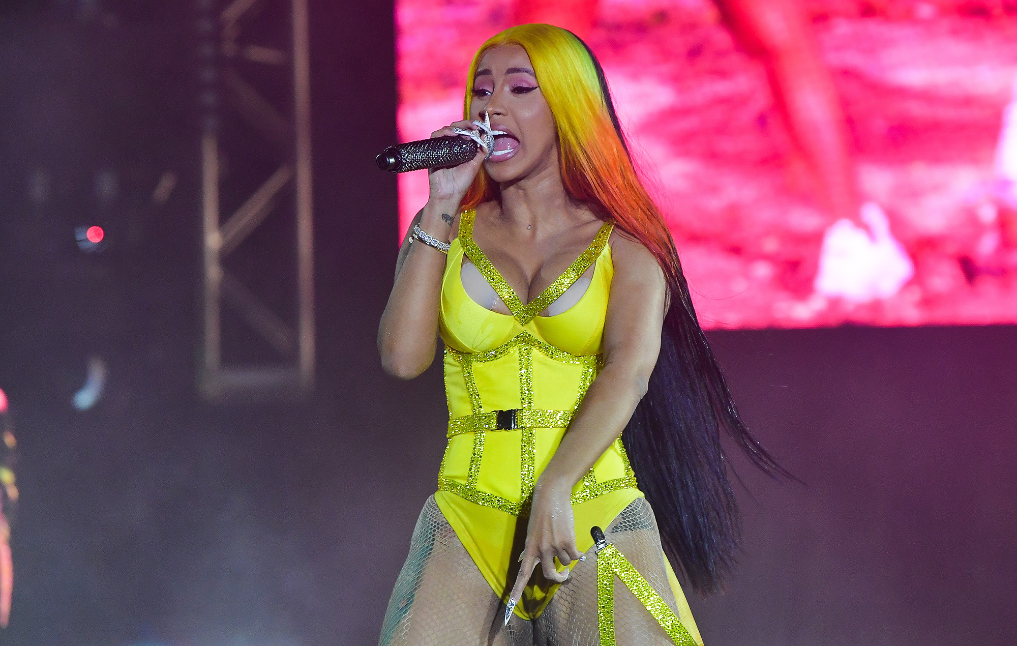 Cardi B dice que se sintió "extremadamente suicida" por los rumores "falsos" de YouTuber