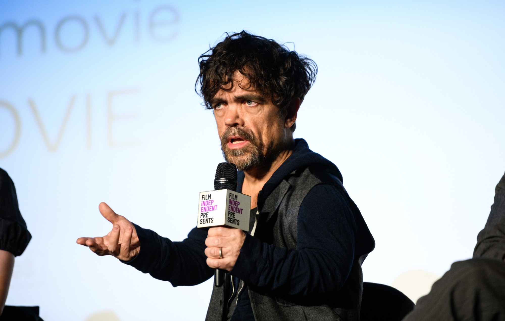 Disney responde a las críticas de Peter Dinklage por el remake "jodidamente atrasado" de 'Blancanieves'