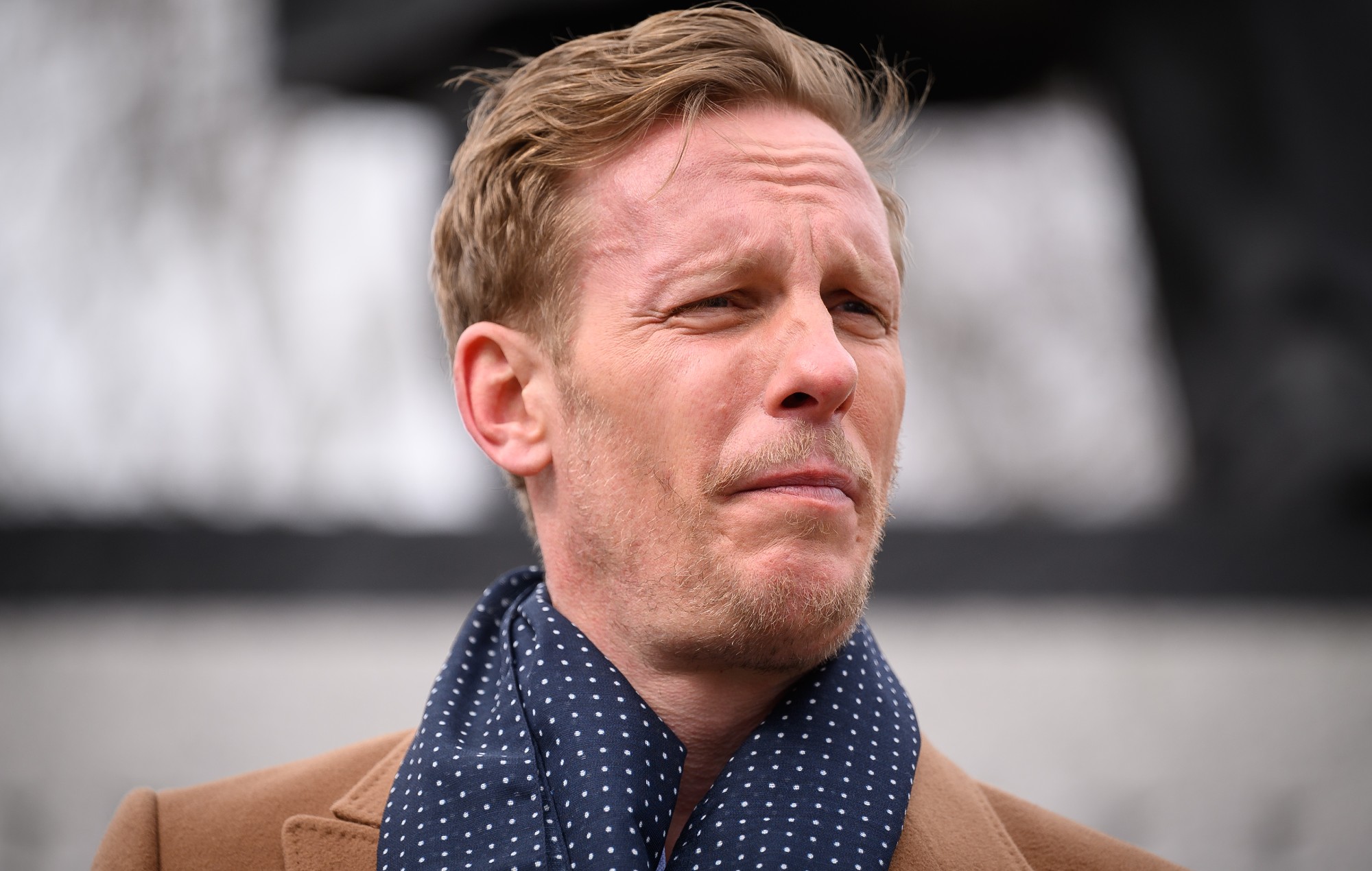 El antivacunas Laurence Fox dice que tiene COVID-19