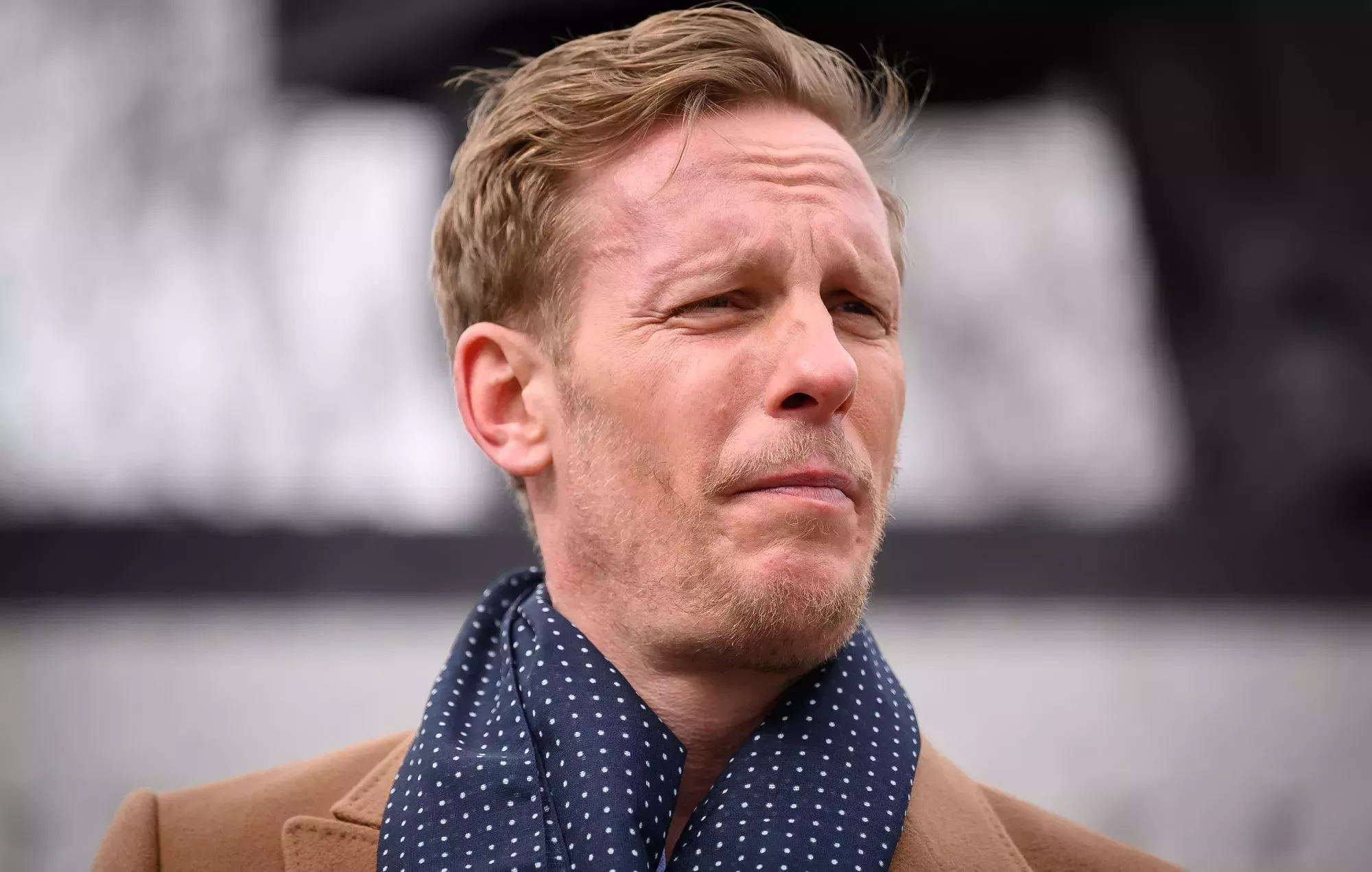 El antivacunas Laurence Fox dice que tiene COVID-19