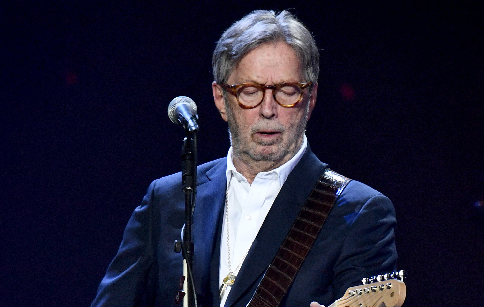 Eric Clapton dice que los medios de comunicación tendenciosos le motivaron a expresar sus puntos de vista antivacunas a través de una canción