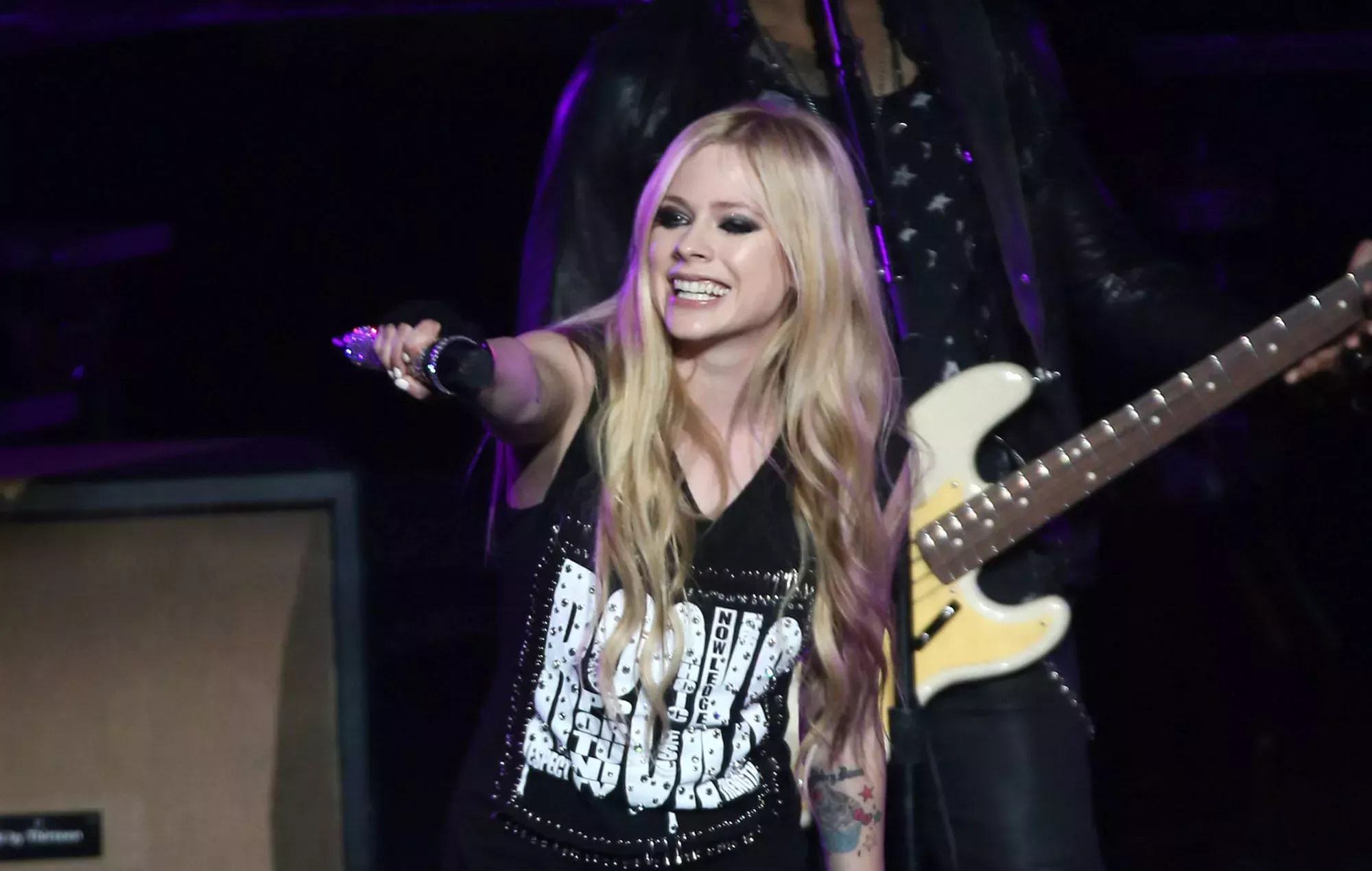 Escucha el himno pop-punk de Avril Lavigne 'Love It When You Hate Me'