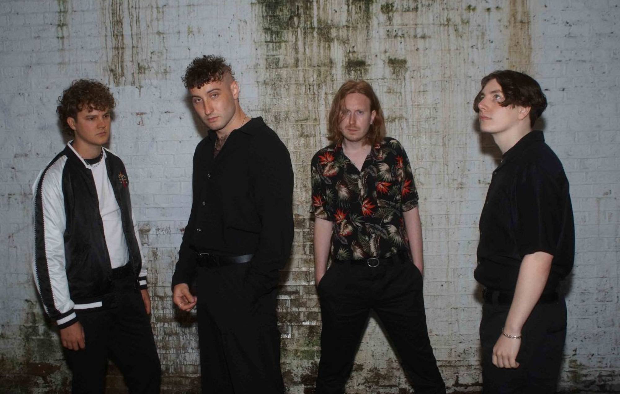 Escucha el nuevo y emotivo single de Sea Girls, "Sleeping With You".