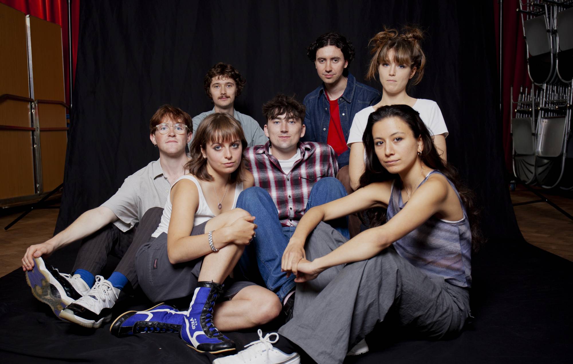 Escucha el nuevo y sorprendente single de Black Country, New Road, "Snow Globes".