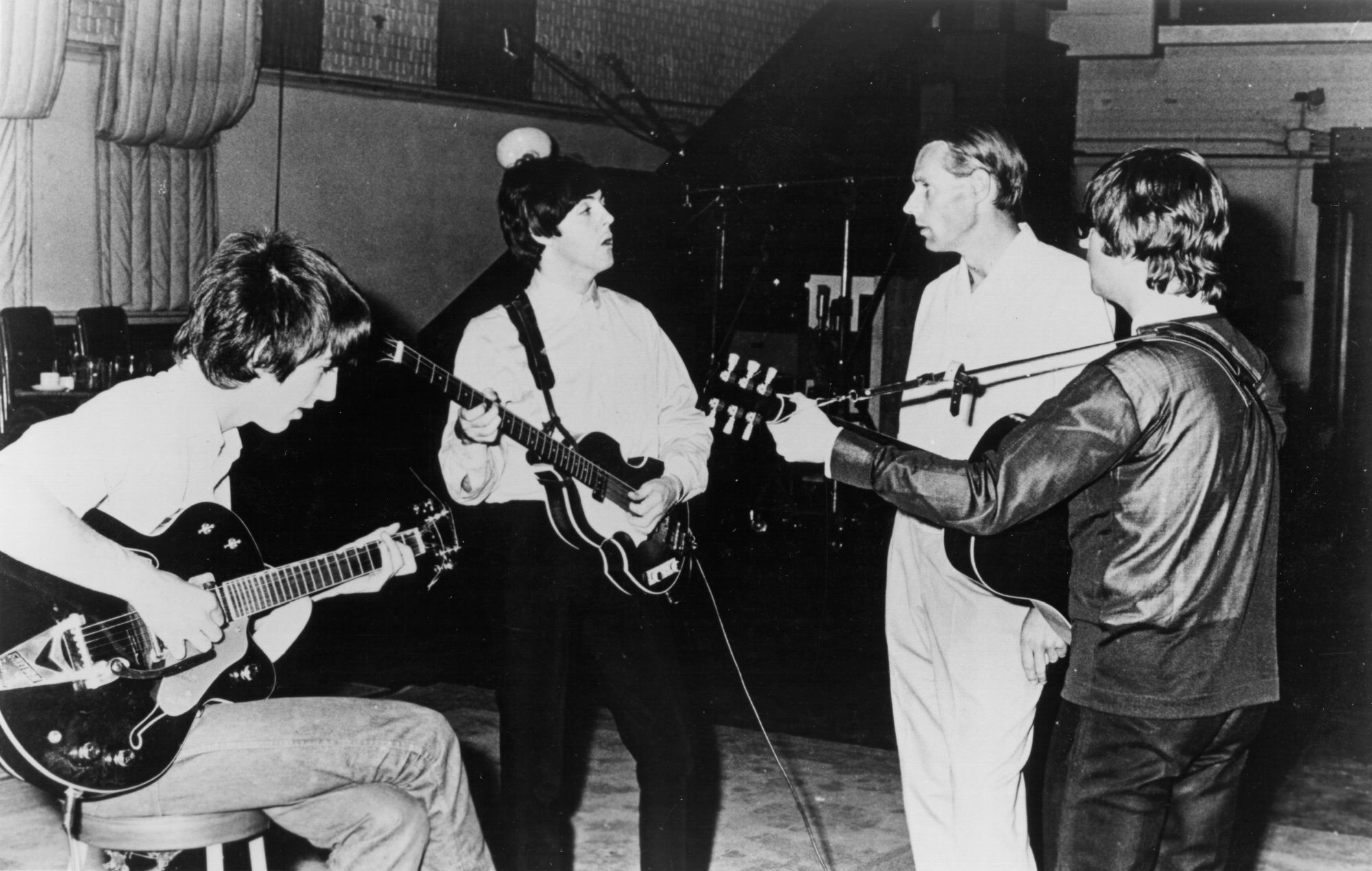 George Martin recuerda a los Beatles en un nuevo y conmovedor clip