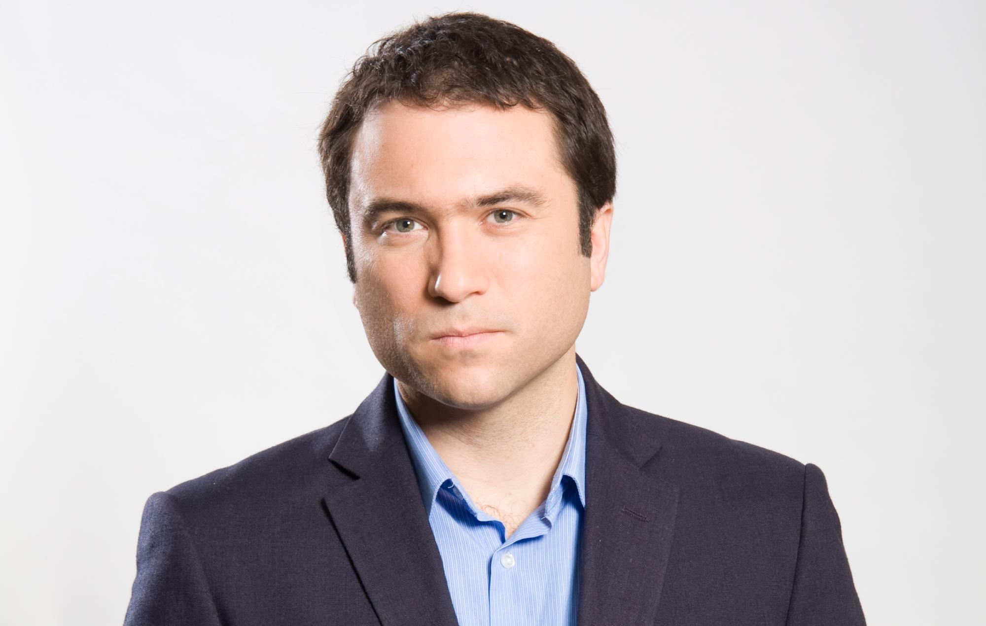 La presentadora de noticias de la BBC, Ros Atkins, prepara una mezcla épica de drum n' bass para Radio 6 Music